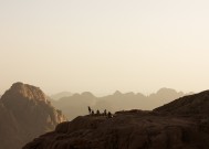 珠峰之巅的坚守，登山者深夜等待黎明