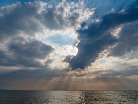 台风苏拉下的珠海情侣路，风雨中的坚韧与美丽