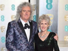 安妮塔·多布森（Anita Dobson）在健康恐慌后为布莱恩·梅（Brian May）提供最新情况时泪流满面